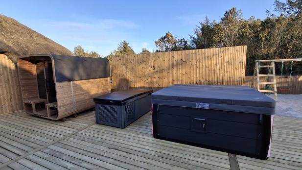 European backyard pool using SPRSUN swimming pool heat pump Europäischer Hinterhof-Pool mit SPRSUN Schwimmbad-Wärmepumpe