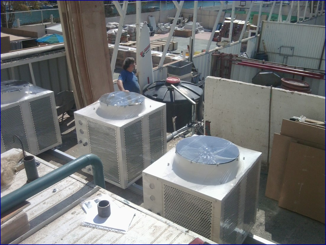 Die Menschen suchen nach den kommerziellen Pool -Wärmepumpeneinheiten