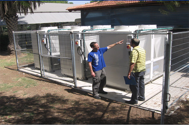 Die Menschen überprüfen die Wärmepumpe der Handelsbeckenpool