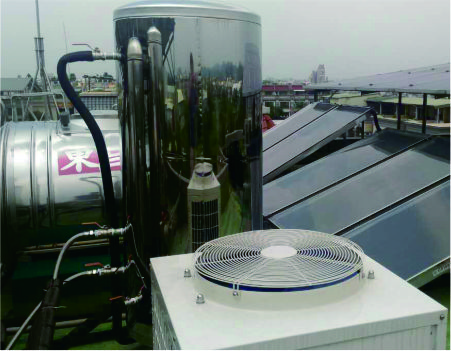 Luftwärmepumpen-Warmwasserbereiter, ausgestattet mit Solarpaneelen