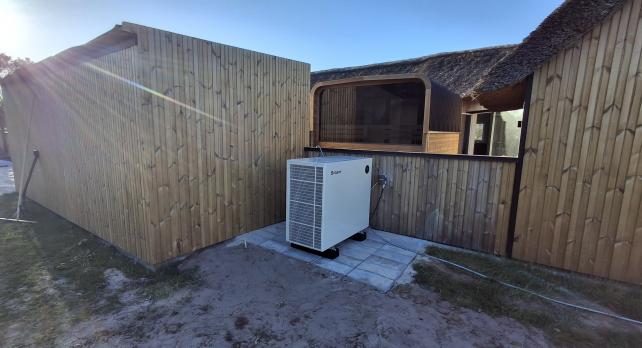 SPRSUN Pool-W&auml;rmepumpe der Ocean-Serie neben europ&auml;ischem Hinterhof-Pool installiert 